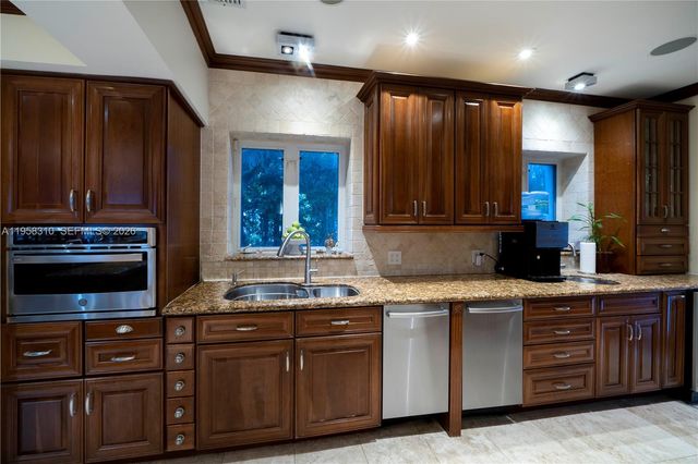 6465 Pinetree Drive Cir, Miami Beach, FL 33141