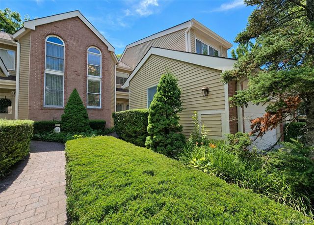61 Willow Ridge Drive, Smithtown, NY 11787