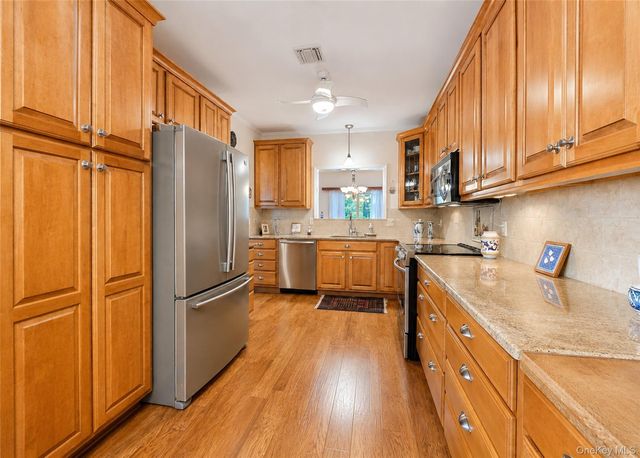 61 Willow Ridge Drive, Smithtown, NY 11787