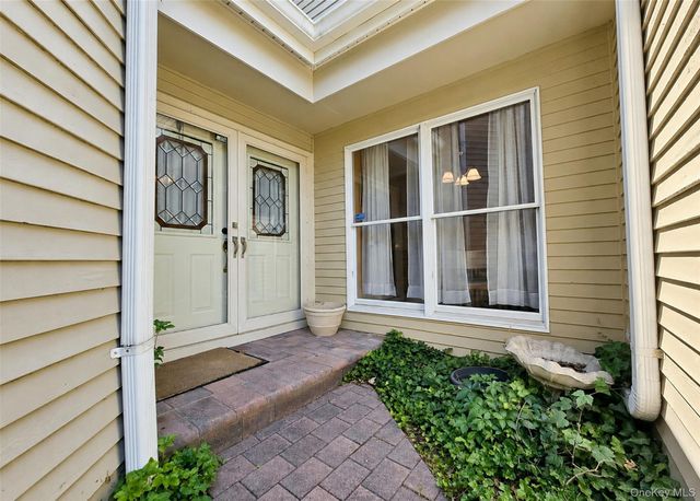 61 Willow Ridge Drive, Smithtown, NY 11787