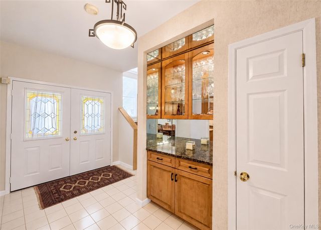 61 Willow Ridge Drive, Smithtown, NY 11787