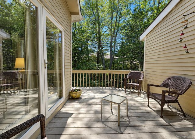 61 Willow Ridge Drive, Smithtown, NY 11787