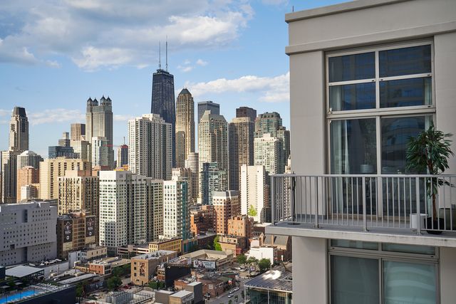 200 W Grand Avenue 2700, Chicago, IL 60654