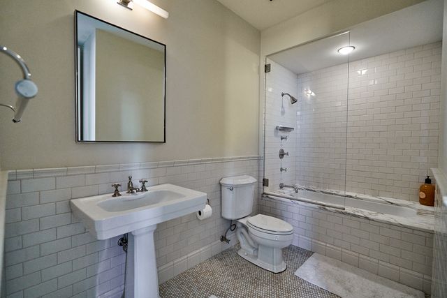 200 W Grand Avenue 2700, Chicago, IL 60654