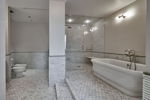 200 W Grand Avenue 2700, Chicago, IL 60654