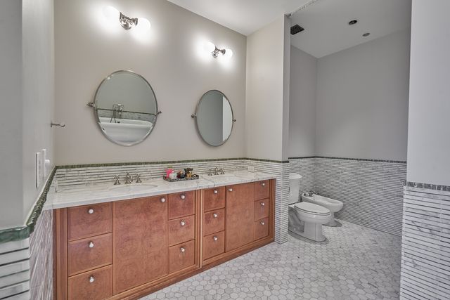 200 W Grand Avenue 2700, Chicago, IL 60654