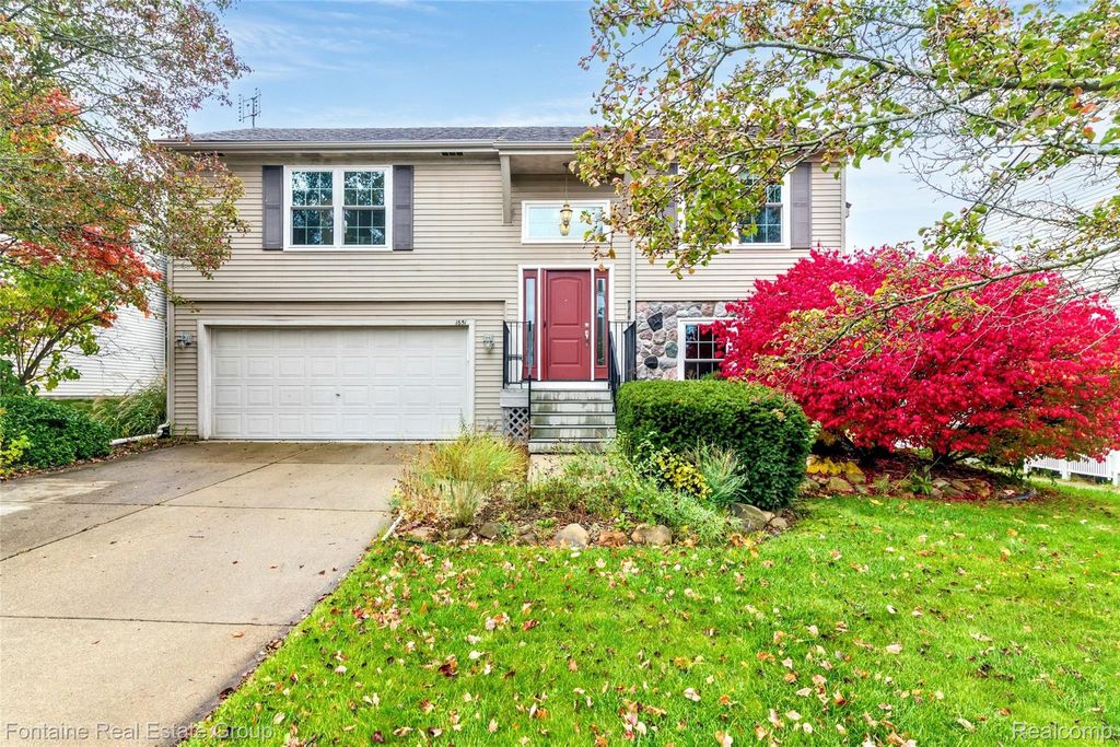 1651 Newgate Lane, Hartland Township, MI 48843