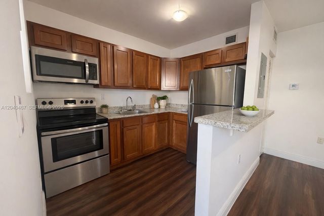 540 NW 7th St 22, Miami, FL 33136