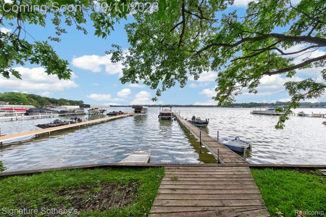 1505 Wilmot Street, West Bloomfield Charter Township, MI 48324