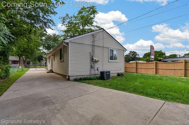 1505 Wilmot Street, West Bloomfield Charter Township, MI 48324