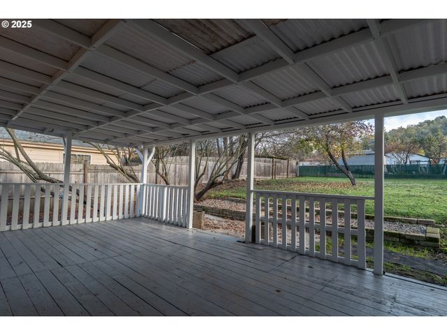 1551 Ne MORRIS St, Roseburg, OR 97470