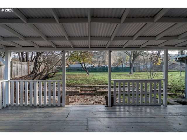 1551 Ne MORRIS St, Roseburg, OR 97470