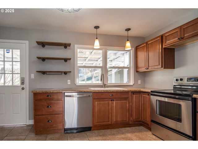 1551 Ne MORRIS St, Roseburg, OR 97470