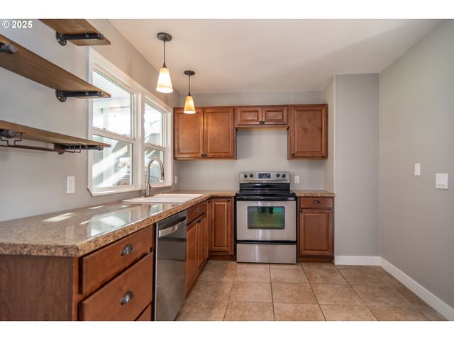 1551 Ne MORRIS St, Roseburg, OR 97470