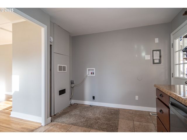 1551 Ne MORRIS St, Roseburg, OR 97470