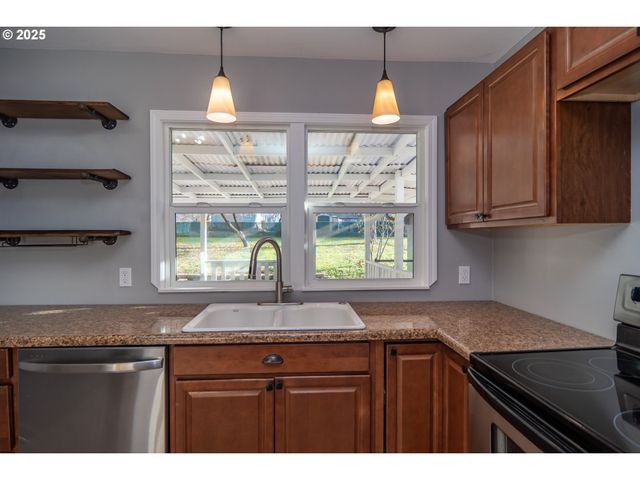 1551 Ne MORRIS St, Roseburg, OR 97470