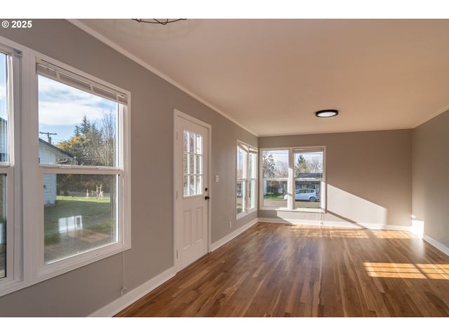 1551 Ne MORRIS St, Roseburg, OR 97470