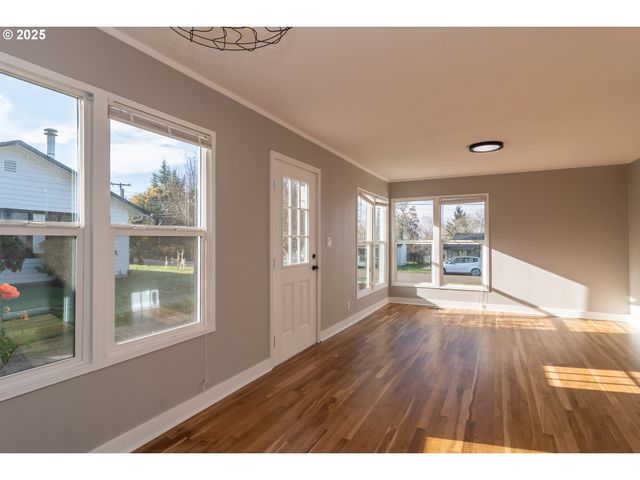 1551 Ne MORRIS St, Roseburg, OR 97470