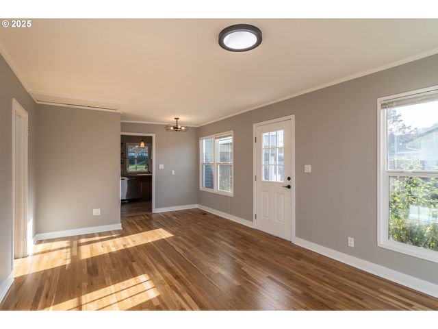 1551 Ne MORRIS St, Roseburg, OR 97470