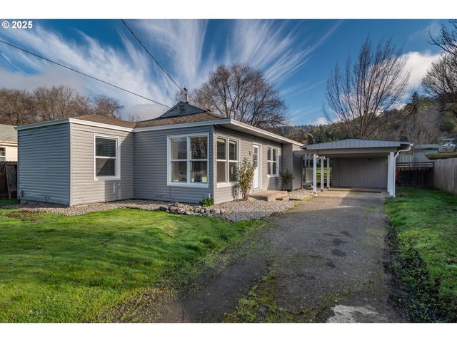 1551 Ne MORRIS St, Roseburg, OR 97470