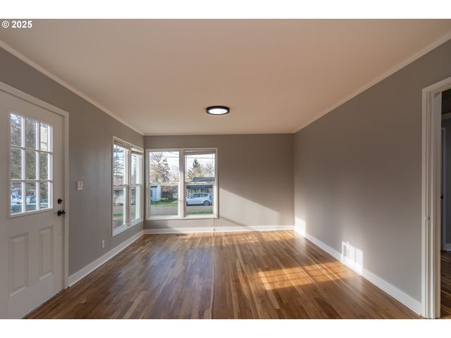 1551 Ne MORRIS St, Roseburg, OR 97470