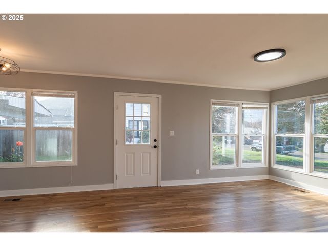 1551 Ne MORRIS St, Roseburg, OR 97470