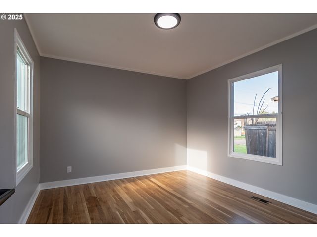 1551 Ne MORRIS St, Roseburg, OR 97470