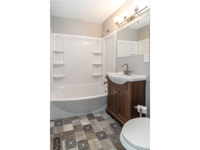 1551 Ne MORRIS St, Roseburg, OR 97470