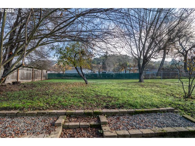 1551 Ne MORRIS St, Roseburg, OR 97470