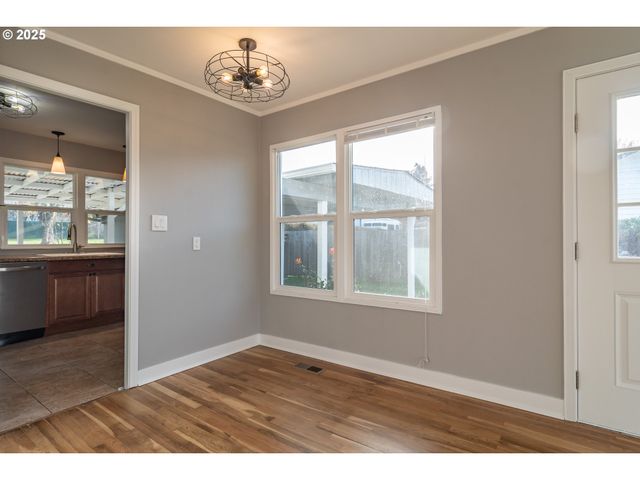 1551 Ne MORRIS St, Roseburg, OR 97470