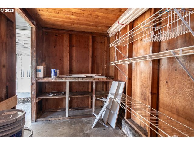 1551 Ne MORRIS St, Roseburg, OR 97470