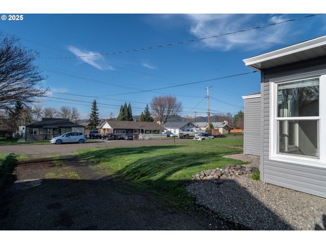 1551 Ne MORRIS St, Roseburg, OR 97470