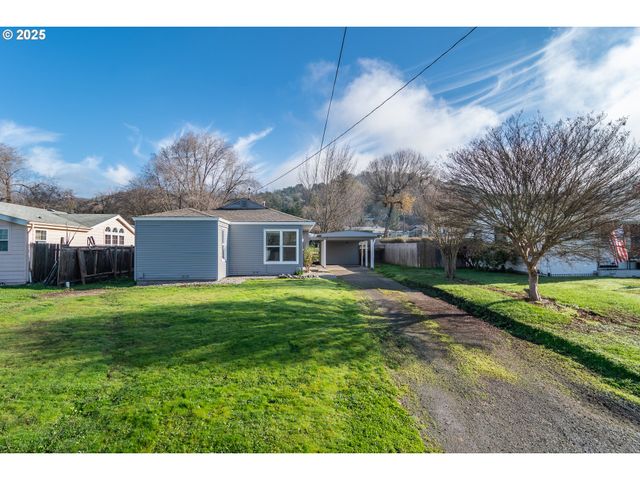 1551 Ne MORRIS St, Roseburg, OR 97470