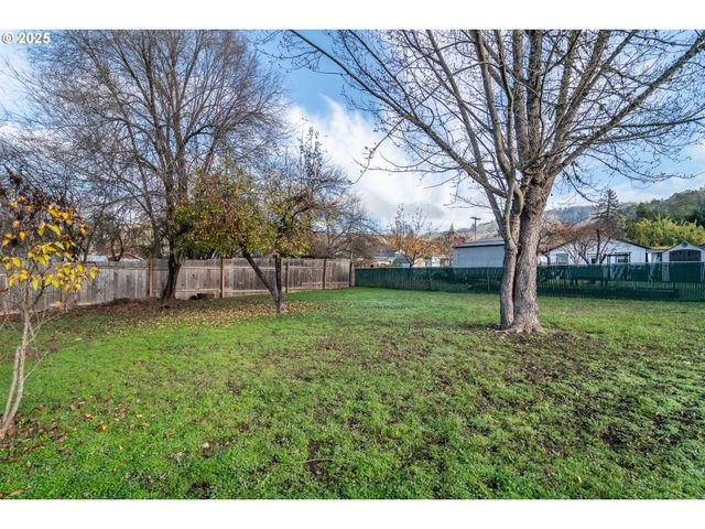 1551 Ne MORRIS St, Roseburg, OR 97470