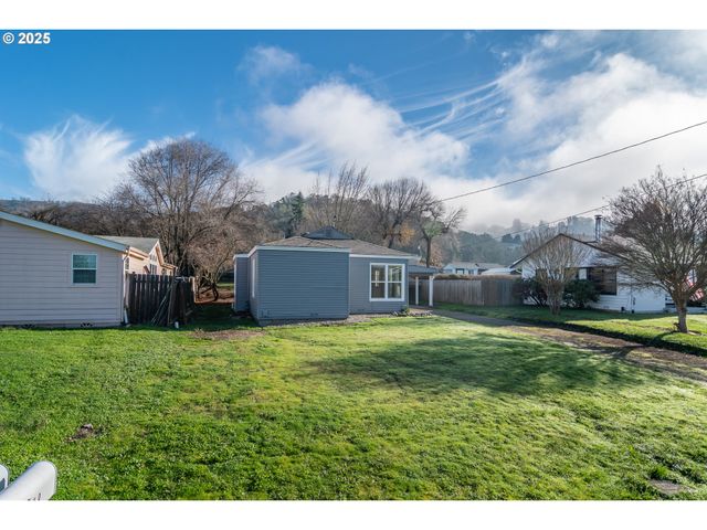 1551 Ne MORRIS St, Roseburg, OR 97470
