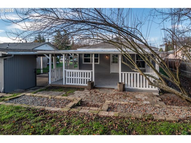 1551 Ne MORRIS St, Roseburg, OR 97470