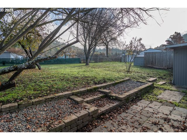 1551 Ne MORRIS St, Roseburg, OR 97470