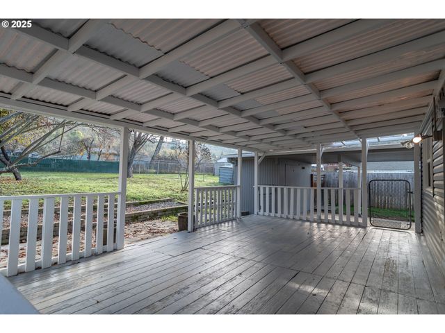 1551 Ne MORRIS St, Roseburg, OR 97470