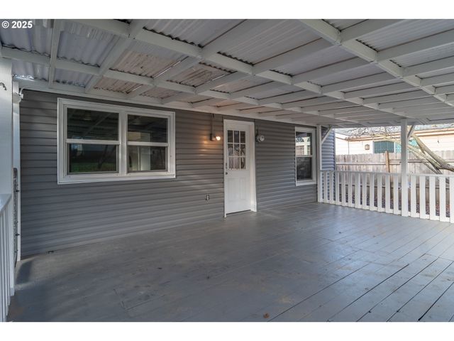 1551 Ne MORRIS St, Roseburg, OR 97470