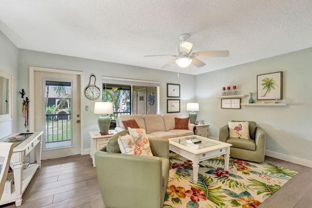 429 Pine Glen Lane C-2, Greenacres, FL 33463