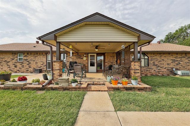 20555 Ember Lane, Harrah, OK 73045