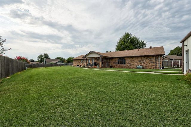 20555 Ember Lane, Harrah, OK 73045