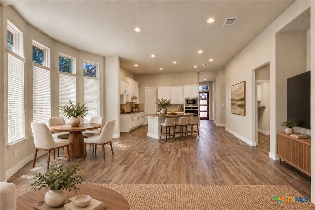 Image 6 of property listing at 1178 Yaupon Loop, New Braunfels, TX 78132