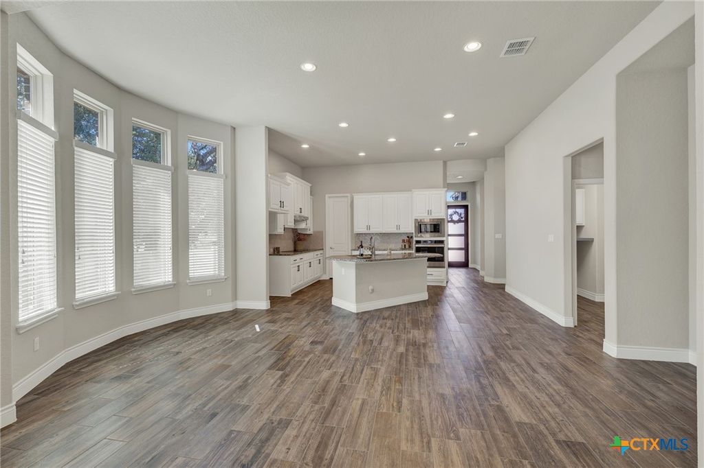 Image 7 of property listing at 1178 Yaupon Loop, New Braunfels, TX 78132