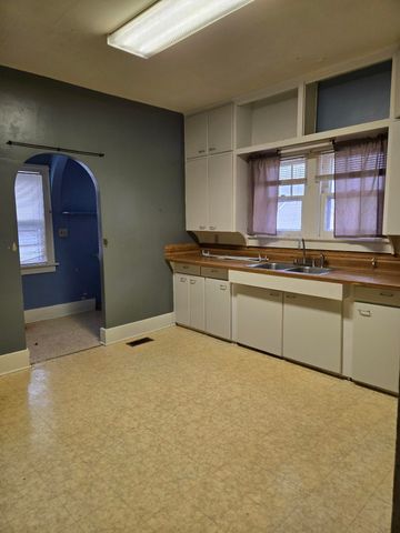 1717 Janes Ave, Winfield, KS 67156