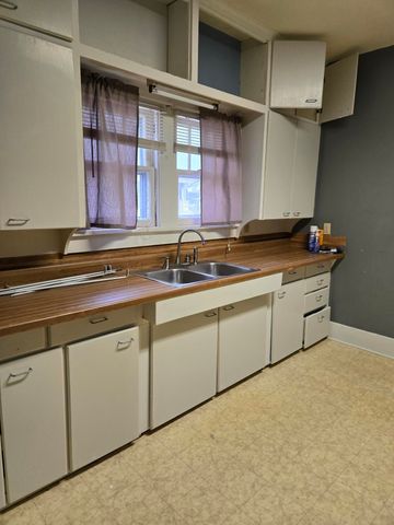 1717 Janes Ave, Winfield, KS 67156