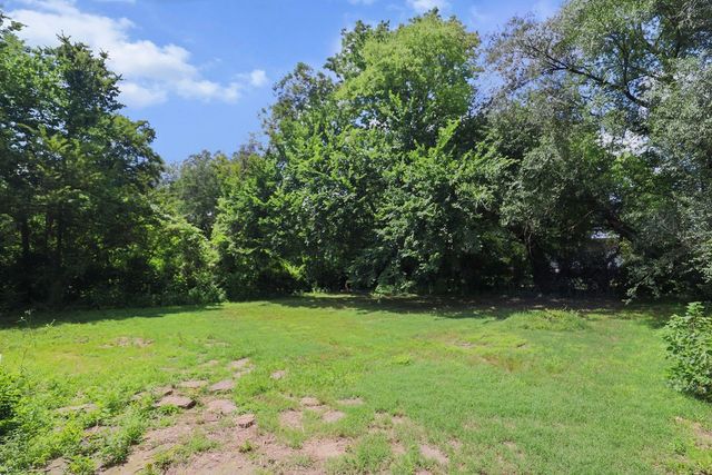 2300 W Holly Street, Fayetteville, AR 72703