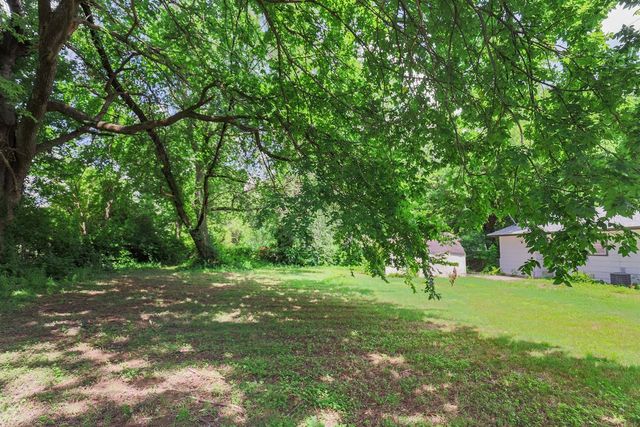 2300 W Holly Street, Fayetteville, AR 72703