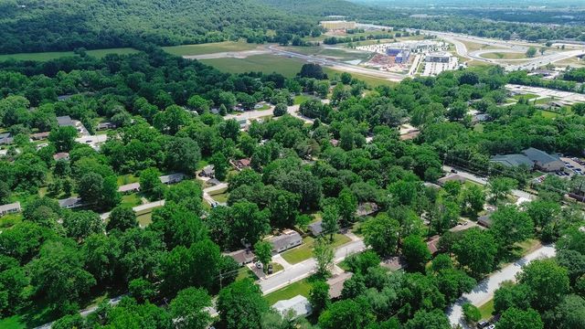 2300 W Holly Street, Fayetteville, AR 72703