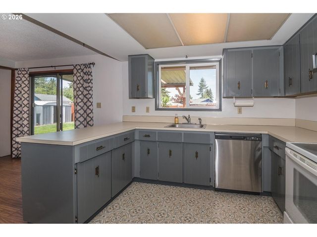 18411 Ne DAVIS St, Portland, OR 97230